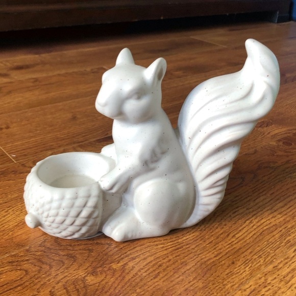 Ceramic cream squirrel tea light candle holder - Picture 1 of 6